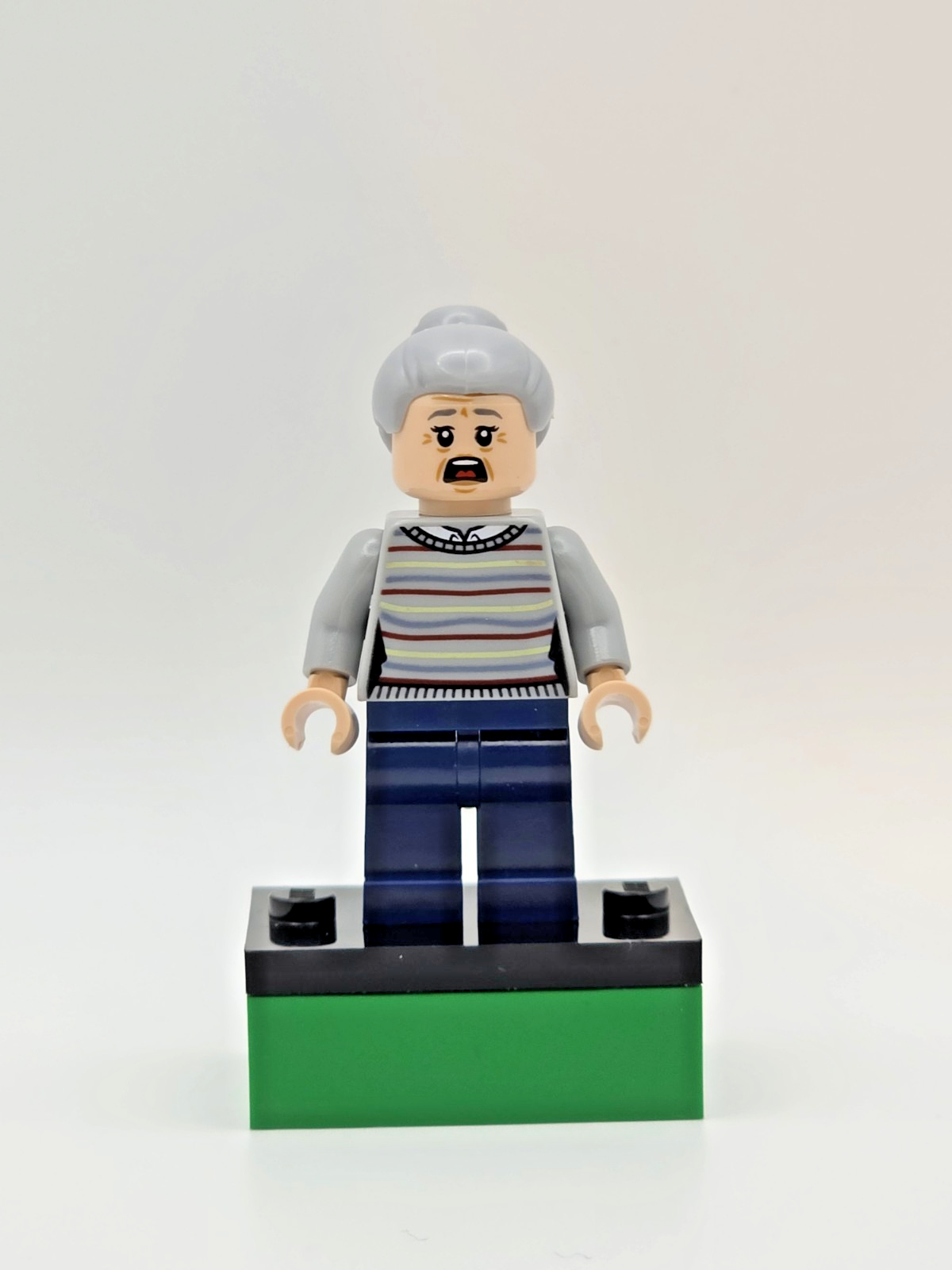Lego Minifigure Aunt May - Light Bluish Gray Sweater (SH0721)