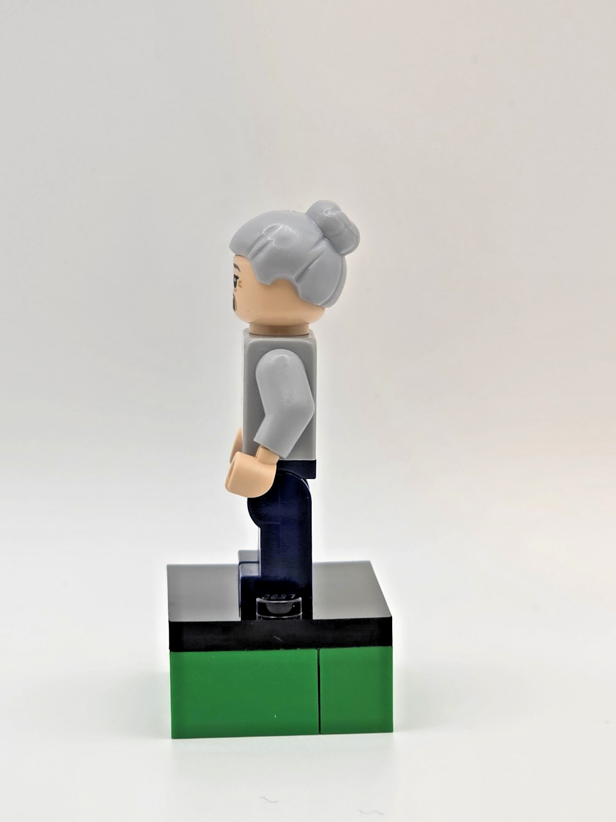 Lego Minifigure Aunt May - Light Bluish Gray Sweater (SH0721)