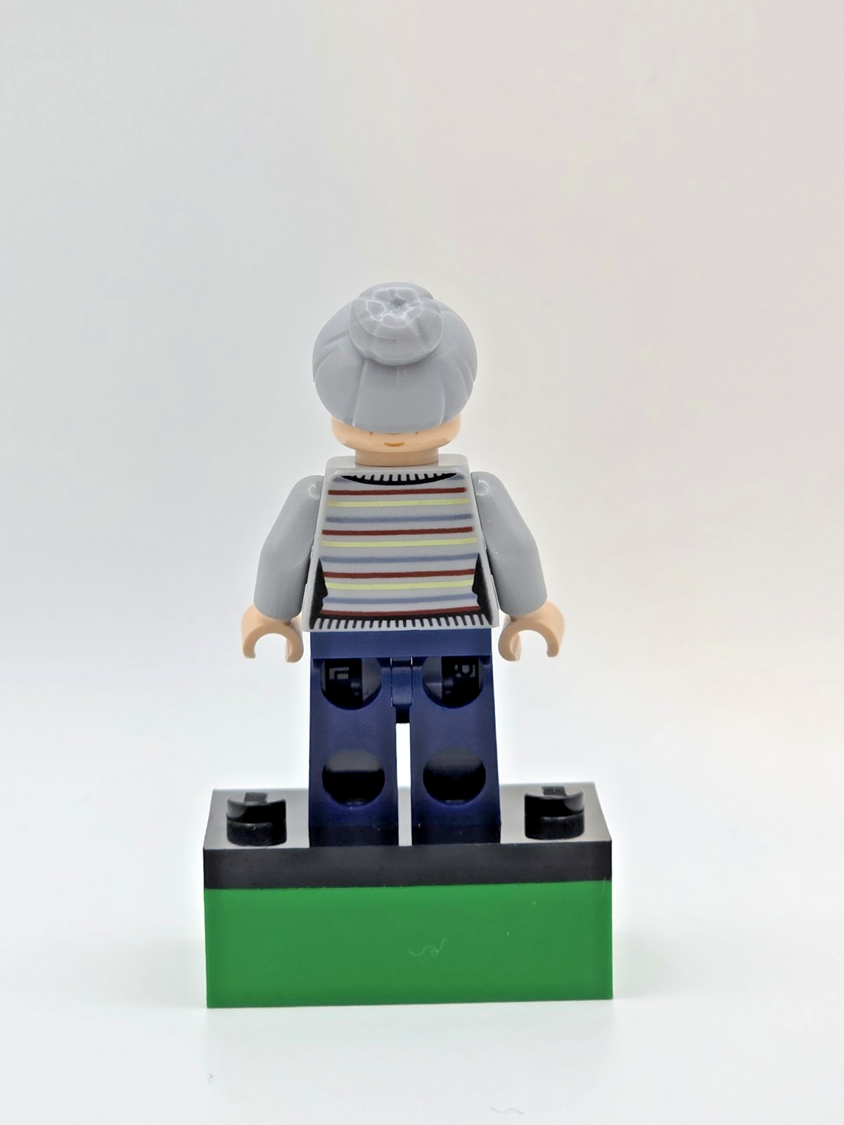 Lego Minifigure Aunt May - Light Bluish Gray Sweater (SH0721)