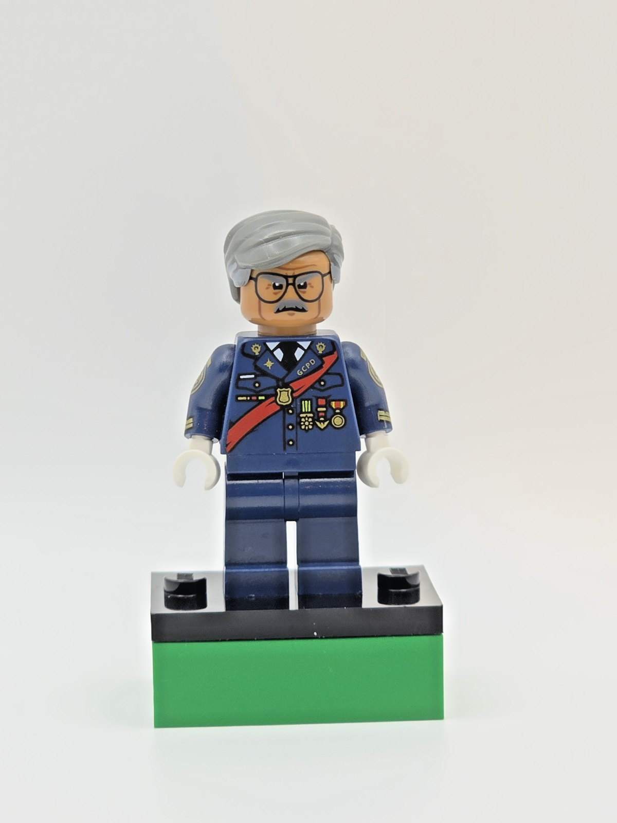 LEGO Batman Minifigure Commissioner Gordon - Red Sash (SH0326)