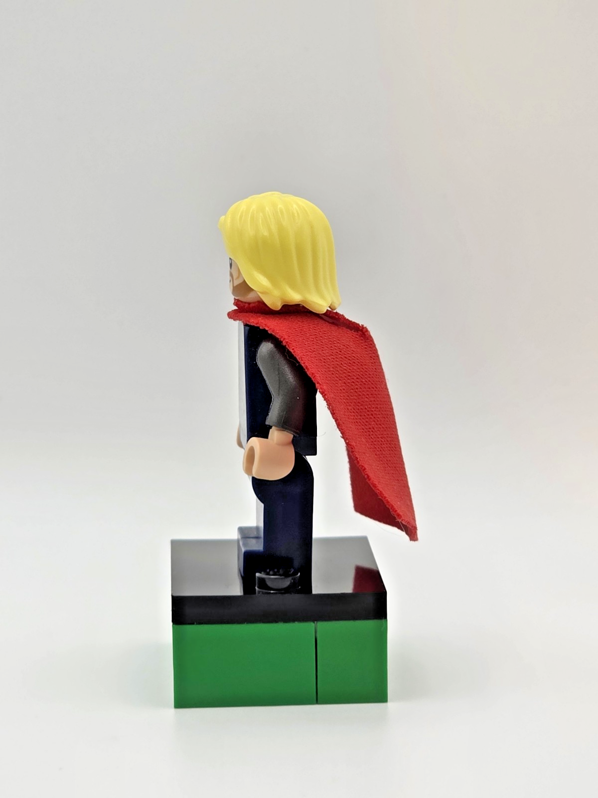 LEGO Minifigure Thor - Spongy Cape, Dark Blue Legs (SH0170)
