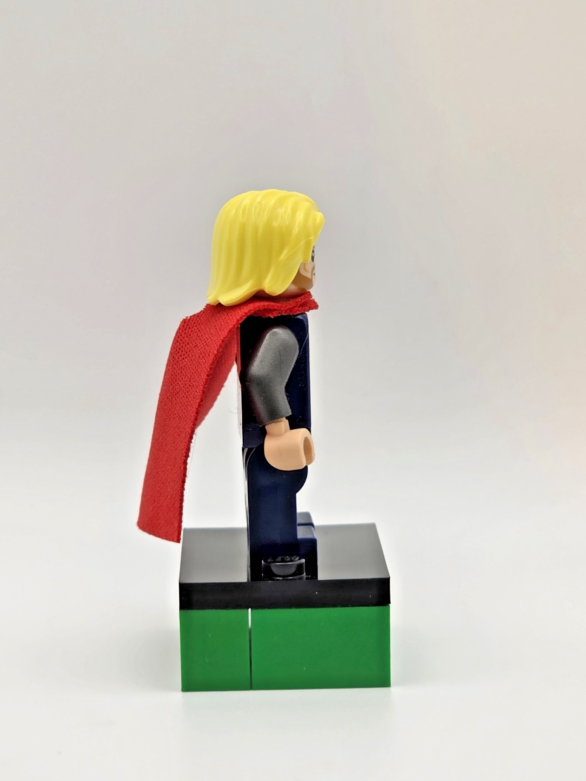 LEGO Minifigure Thor - Spongy Cape, Dark Blue Legs (SH0170)
