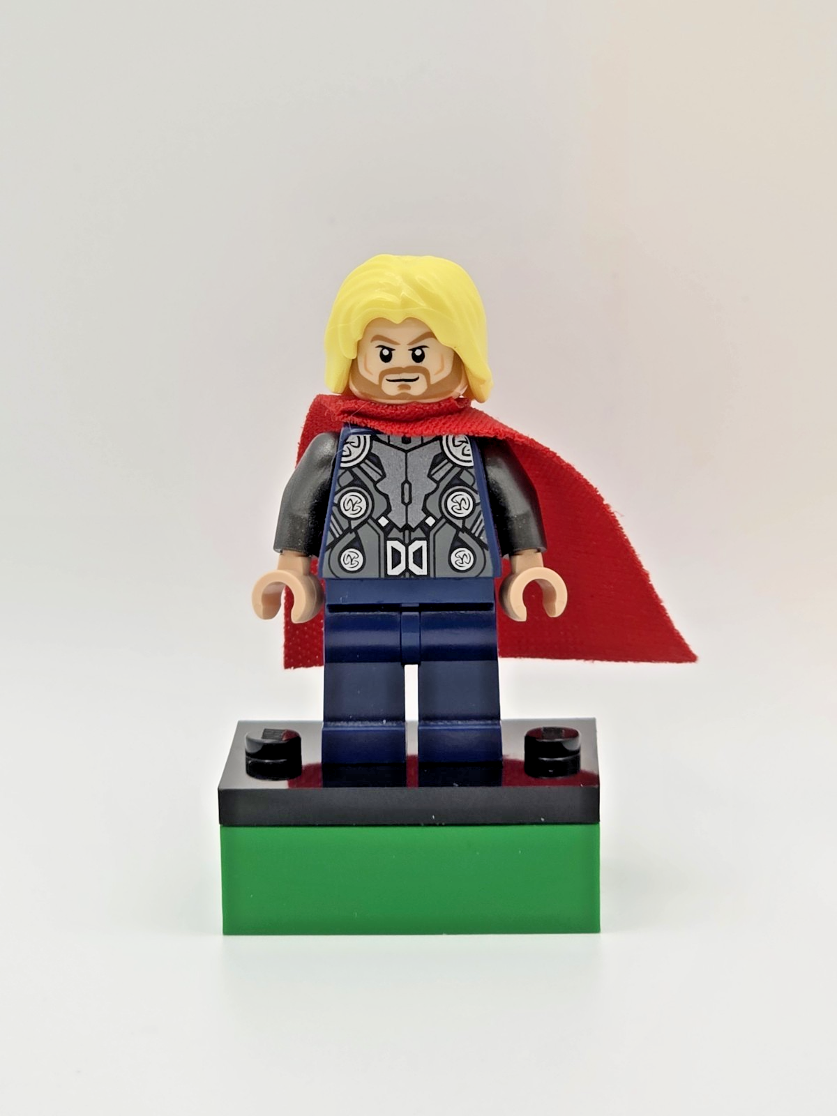 LEGO Minifigure Thor - Spongy Cape, Dark Blue Legs (SH0170)