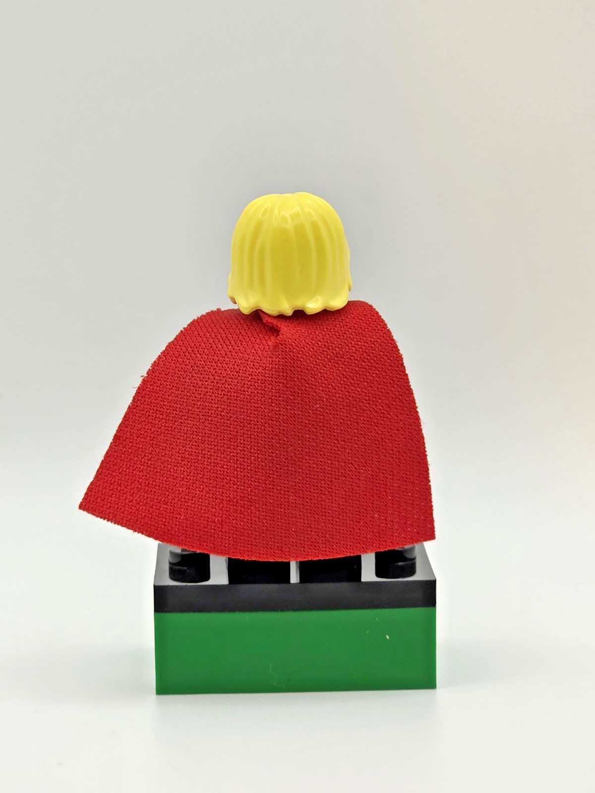 LEGO Minifigure Thor - Spongy Cape, Dark Blue Legs (SH0170)