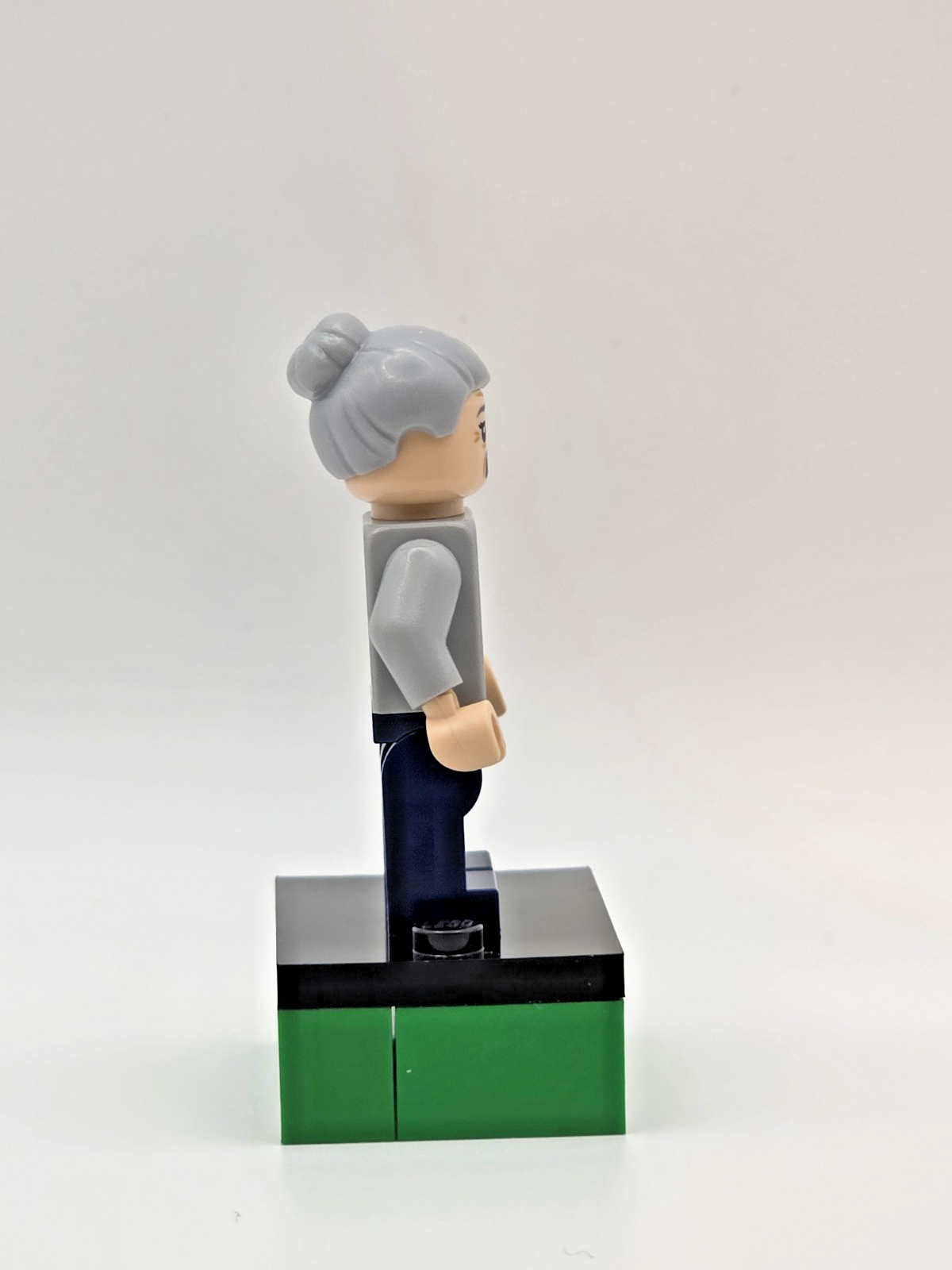 Lego Minifigure Aunt May - Light Bluish Gray Sweater (SH0721)