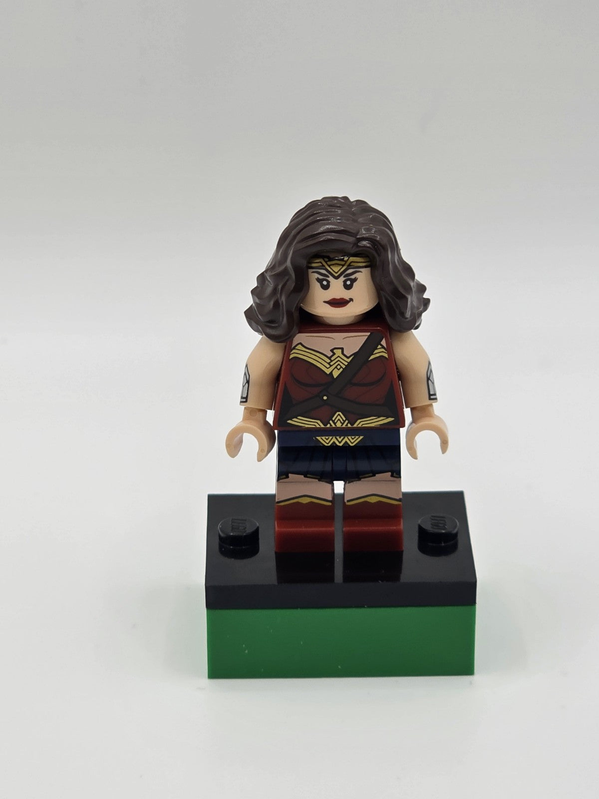 Lego Minifigure Wonder Woman Red Torso, Blue Skirt SH0393 DC Comics Super Heroes