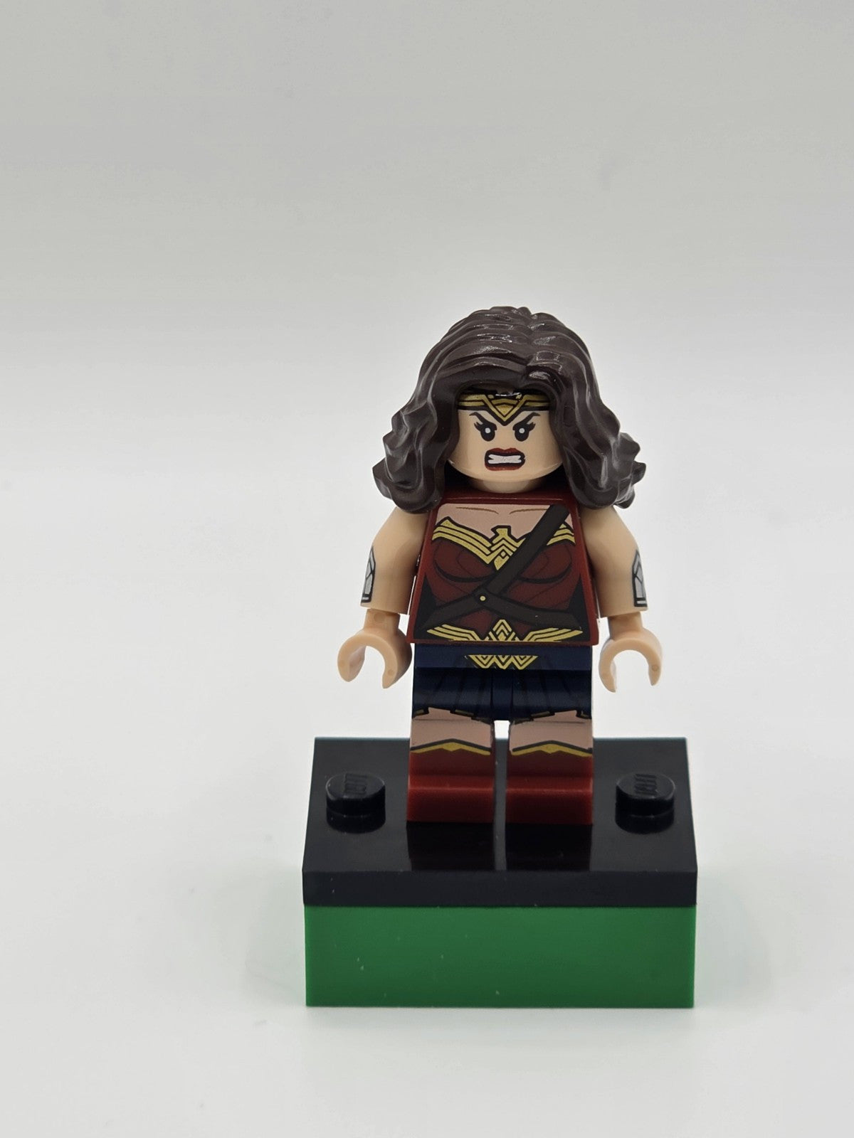 Lego Minifigure Wonder Woman Red Torso, Blue Skirt SH0393 DC Comics Super Heroes