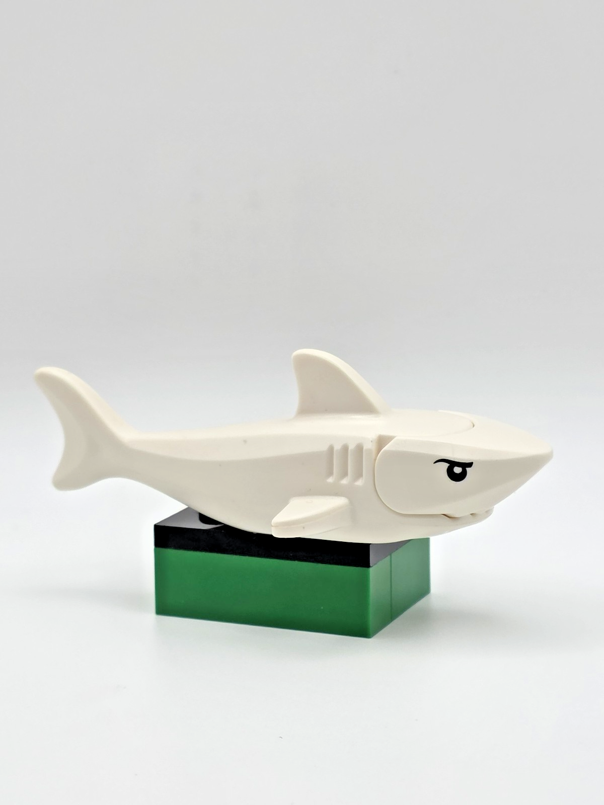 LEGO White Shark Rounded Nose Gills Black Eyes (14518C04PB01)