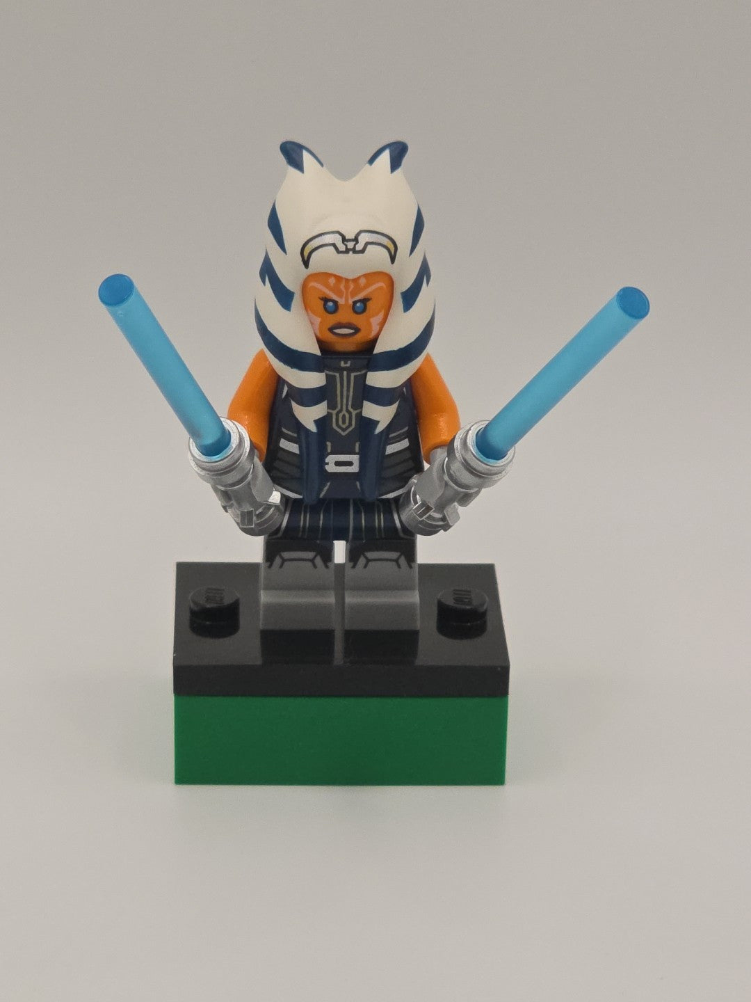 LEGO Star Wars Minifigure - Ahsoka Tano (Adult) - Dark Blue Jumpsuit (SW1096)