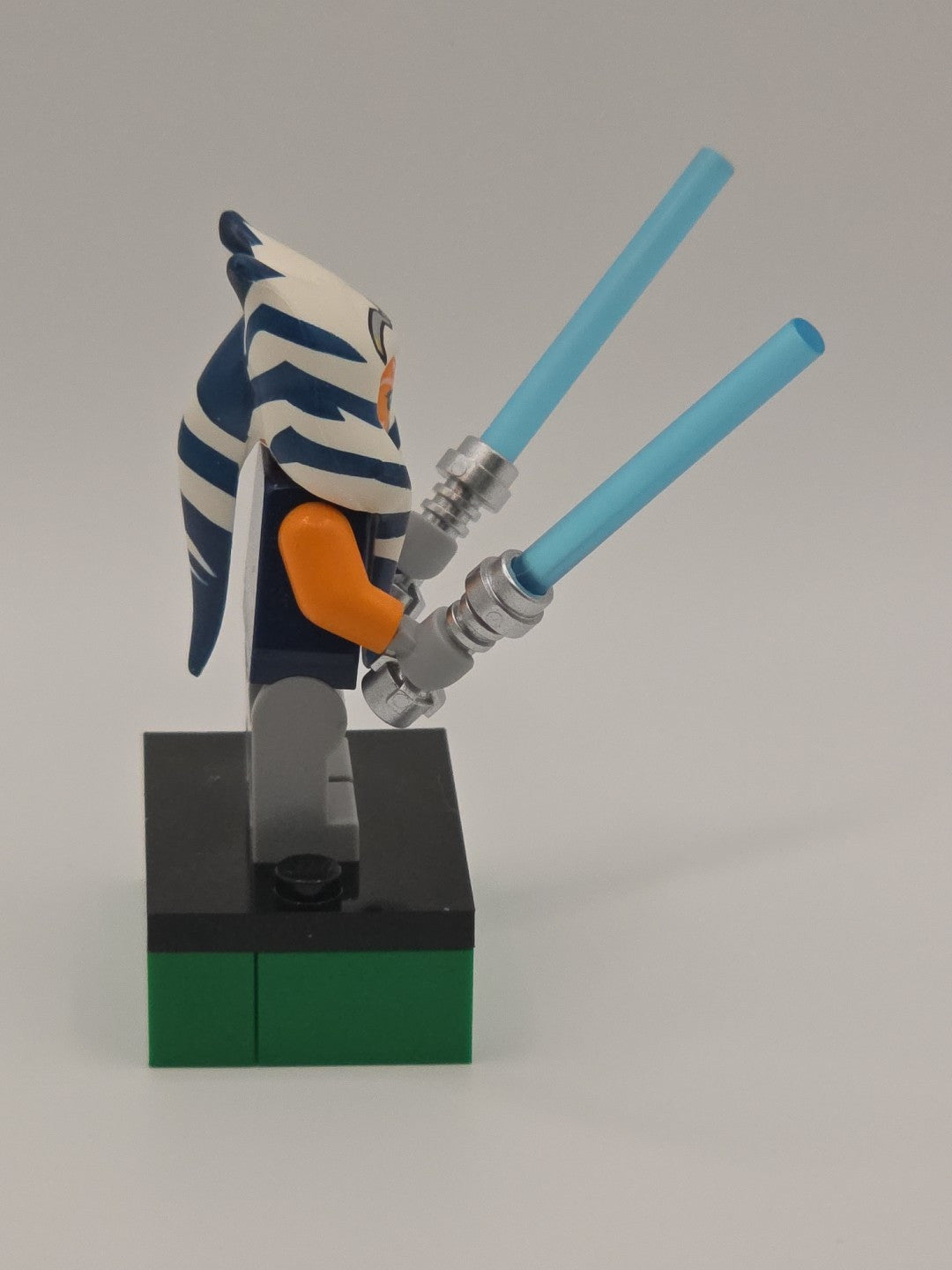 LEGO Star Wars Minifigure - Ahsoka Tano (Adult) - Dark Blue Jumpsuit (SW1096)