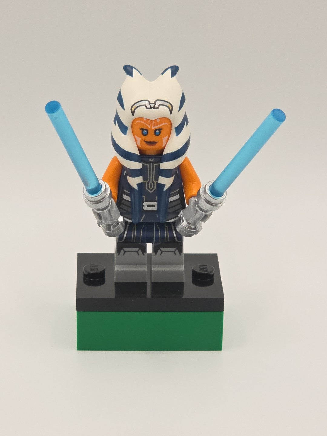 LEGO Star Wars Minifigure - Ahsoka Tano (Adult) - Dark Blue Jumpsuit (SW1096)