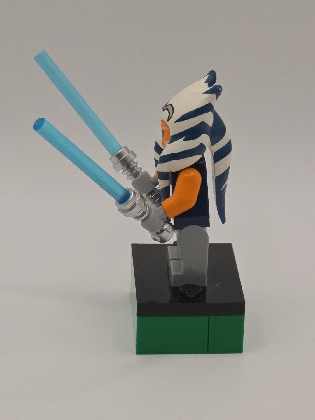 LEGO Star Wars Minifigure - Ahsoka Tano (Adult) - Dark Blue Jumpsuit (SW1096)
